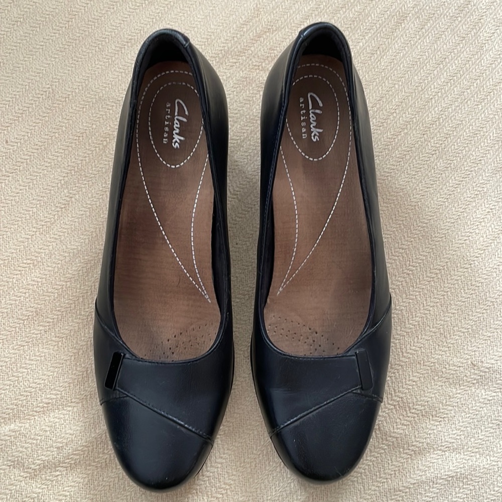 Clarks artisan pumps